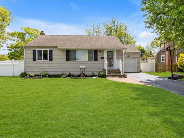 501 6th Avenue W, East Northport, NY 11731