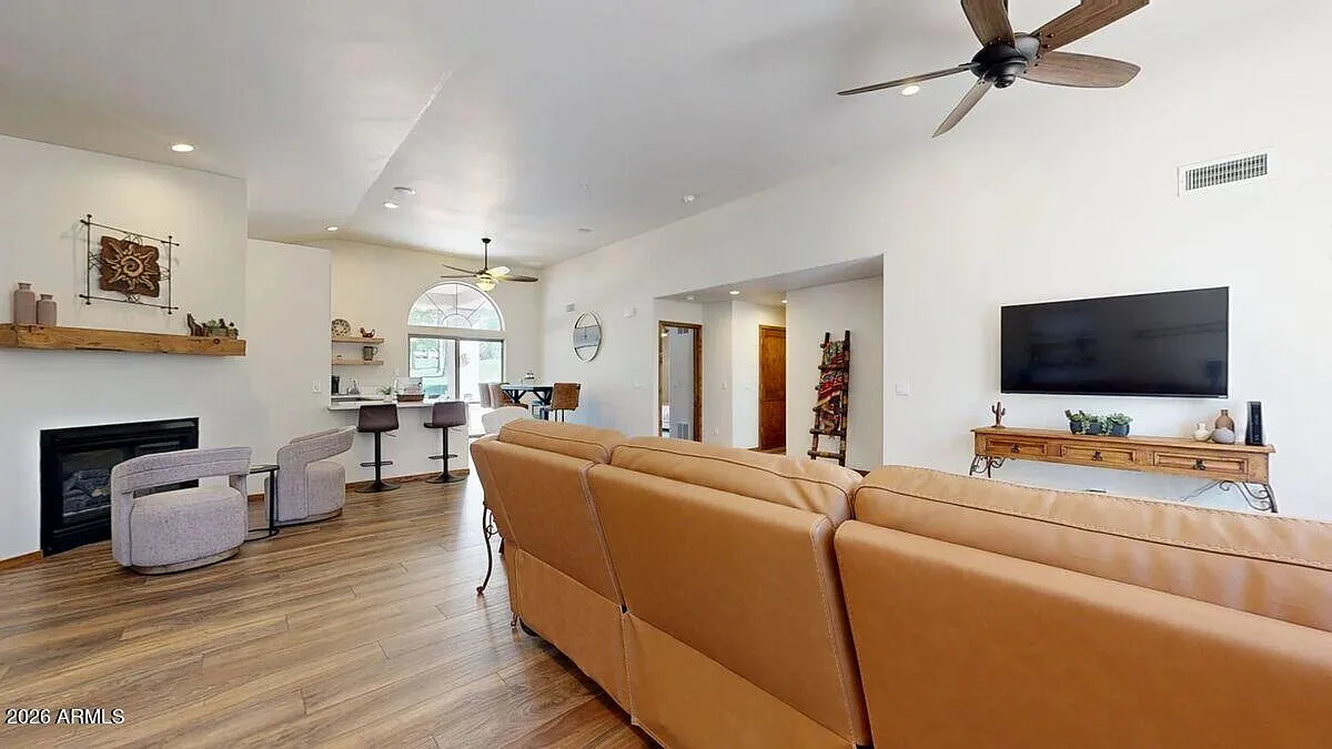 3 bed, 2.0 bath, 1788 sqft, $4,200 — Photo 4