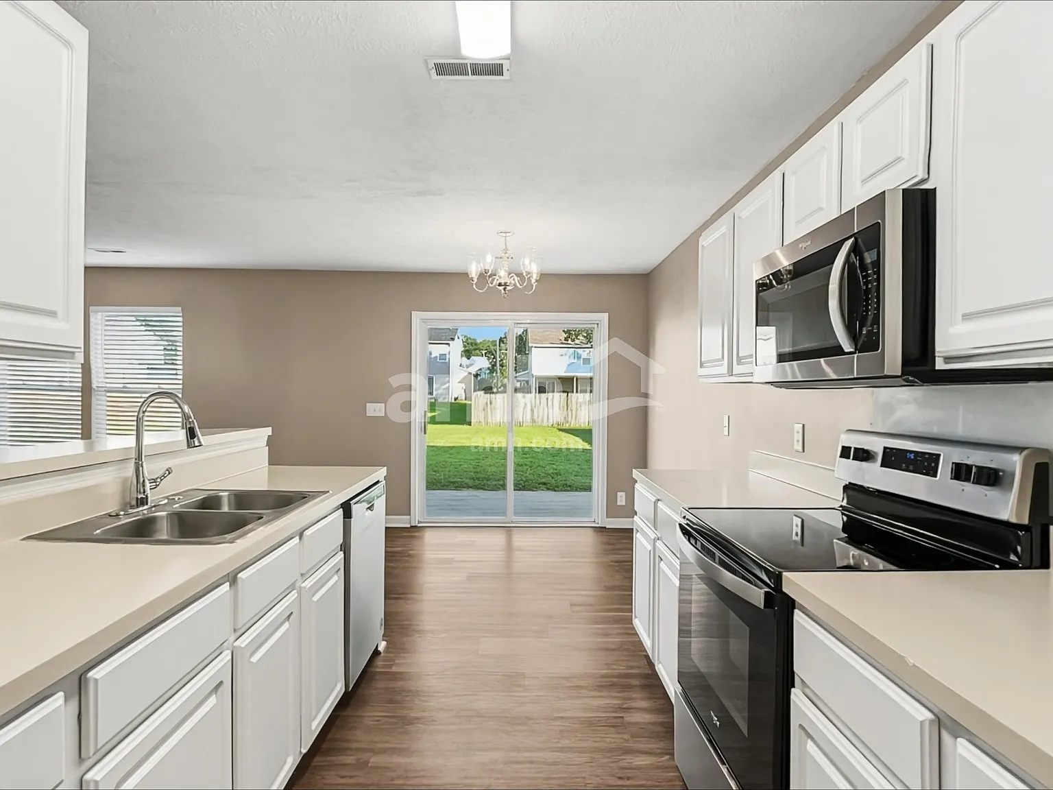 3 bed, 2.5 bath, 1833 sqft, $2,435 — Photo 3