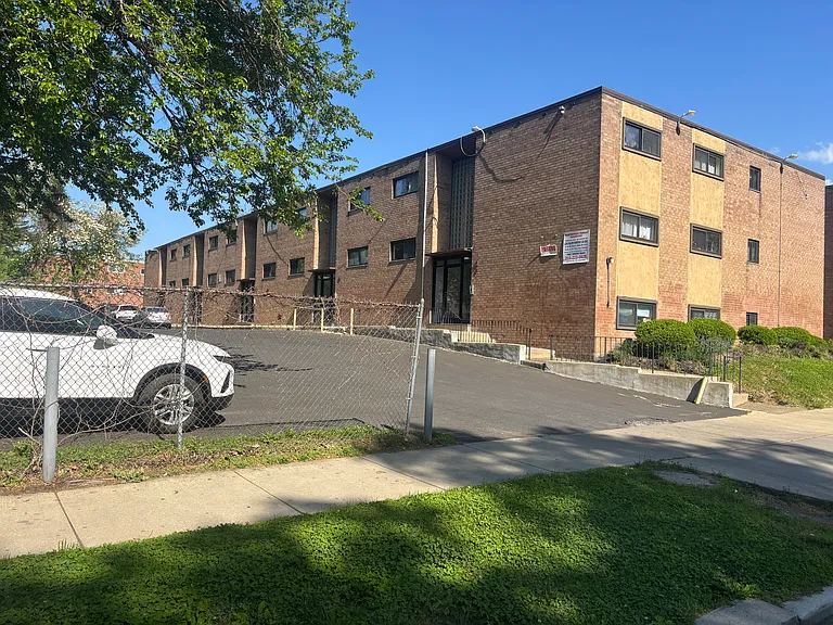 Broadmoore — Photo 43