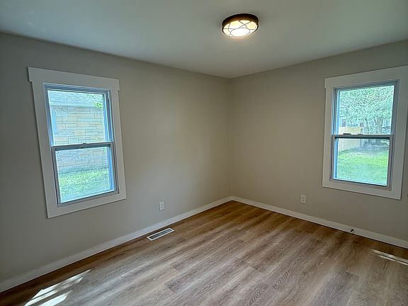 4th image of 719 W Van Hoesen Blvd