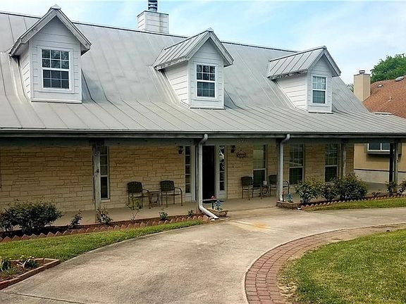 3rd image of 828 Pecan St