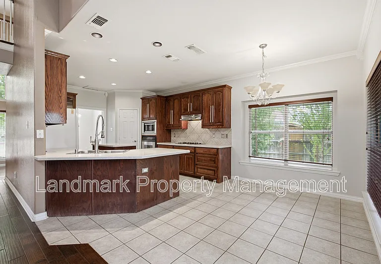 2115 Lexington Dr — Photo 11