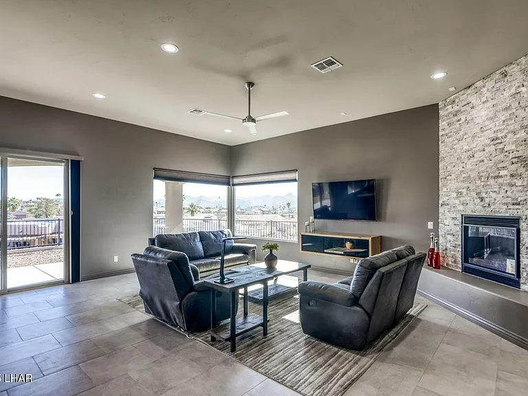 2520 Demaret Dr — Photo 7