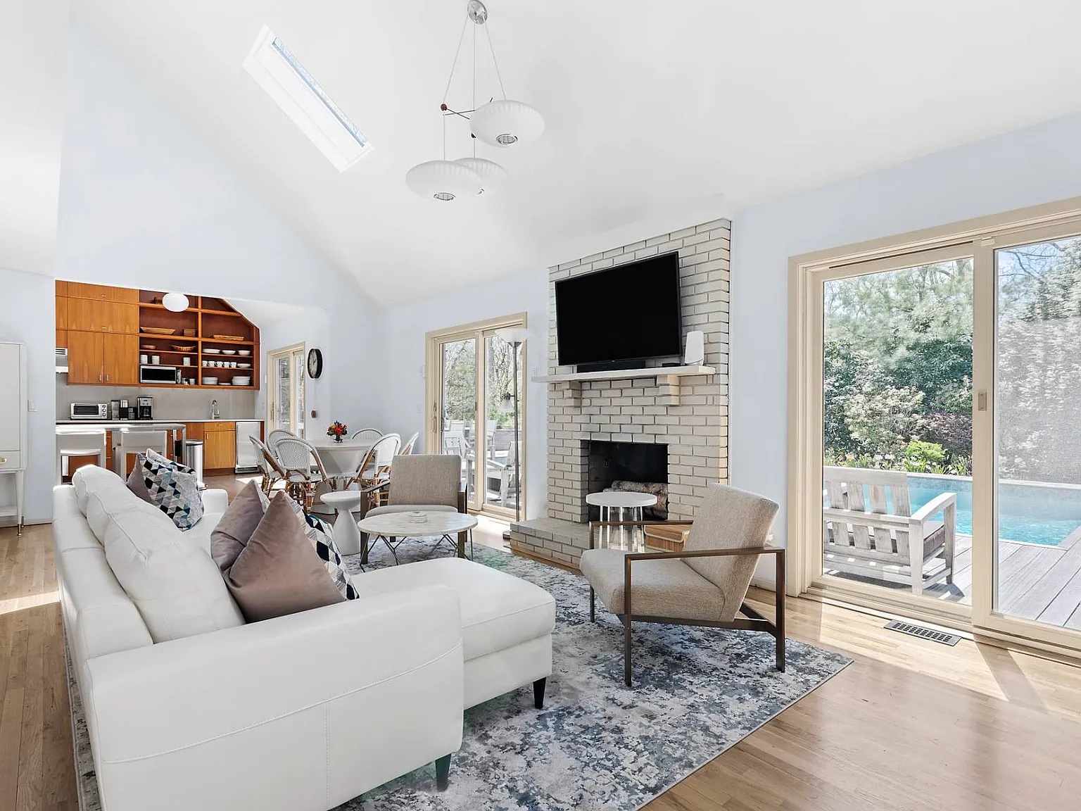 Cozy And Chic Contemporary — Photo 3