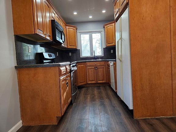 5th image of 281 Melba St Floor 1