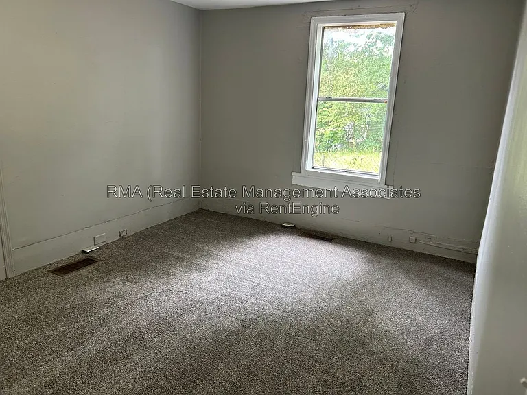507 W Cherry St — Photo 2