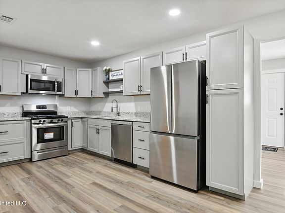 4th image of 230 Eastland Blvd