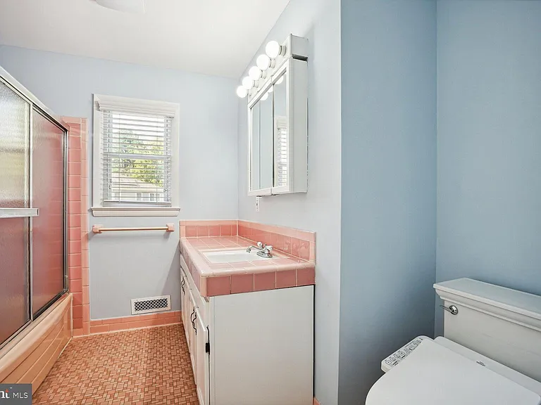 1100 Maple Ave E — Photo 35