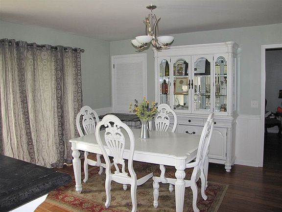 3rd image of 107 Circle Dr