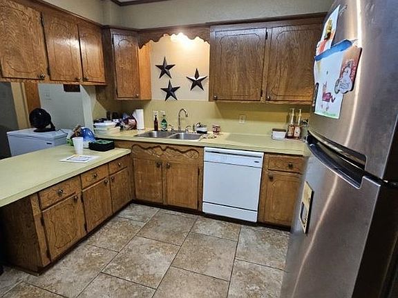 4th image of 2000 Majestic Pace St
