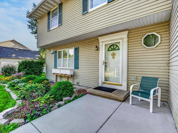 200 Dentaria Dr, Cottage Grove, WI 53527
