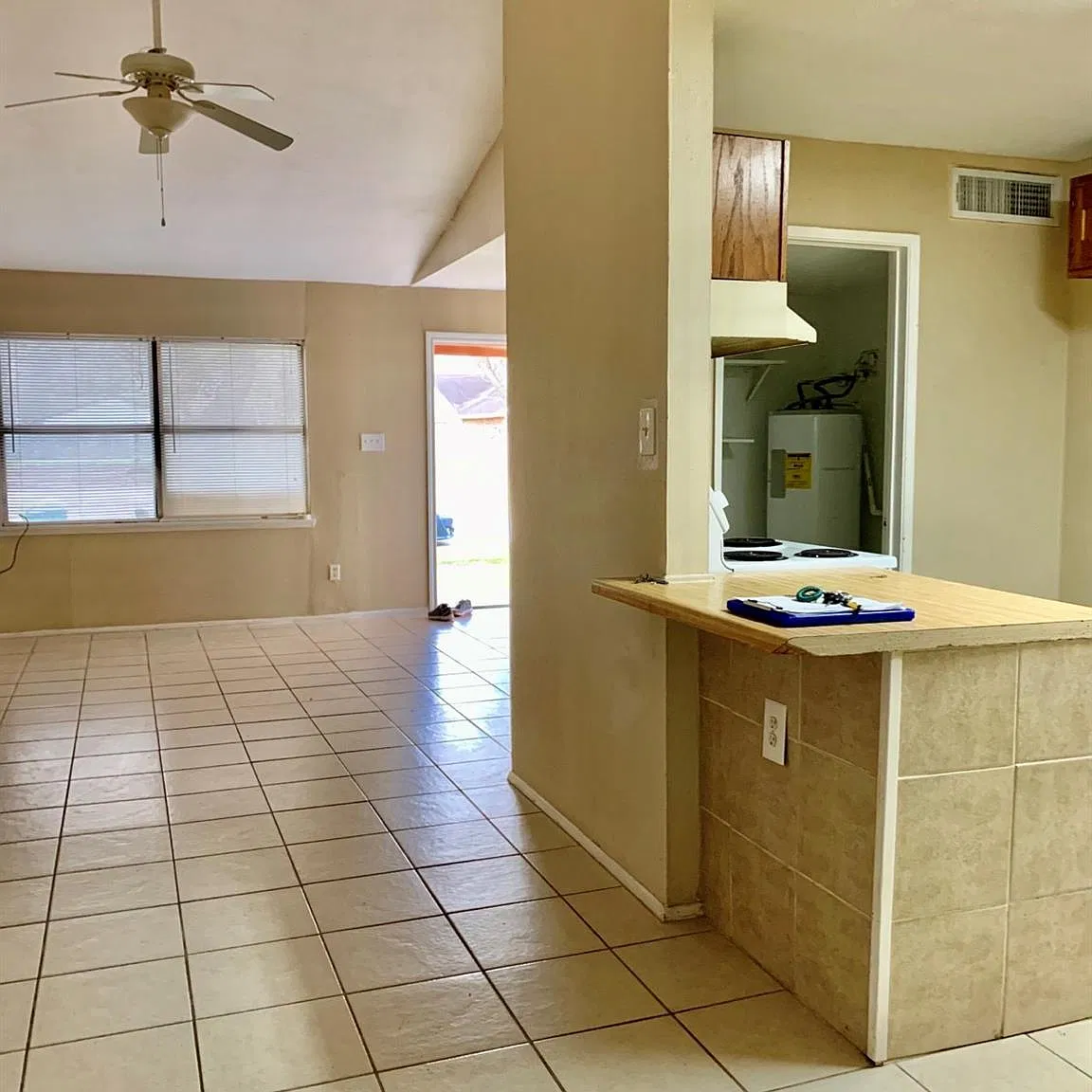 2 bed, 1.0 bath, 1555 sqft, $1,595 — Photo 2