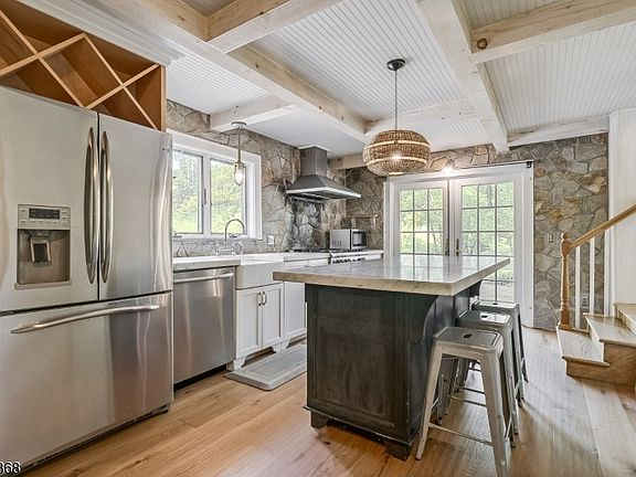 5th image of 32 Stillwater Rd