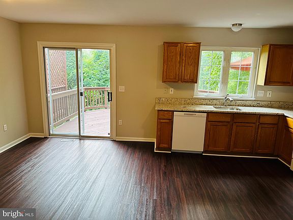 5th image of 11 Putman Ct