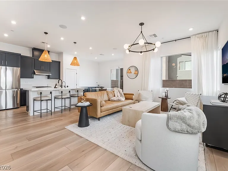 3192 Vittoria Ave — Photo 4