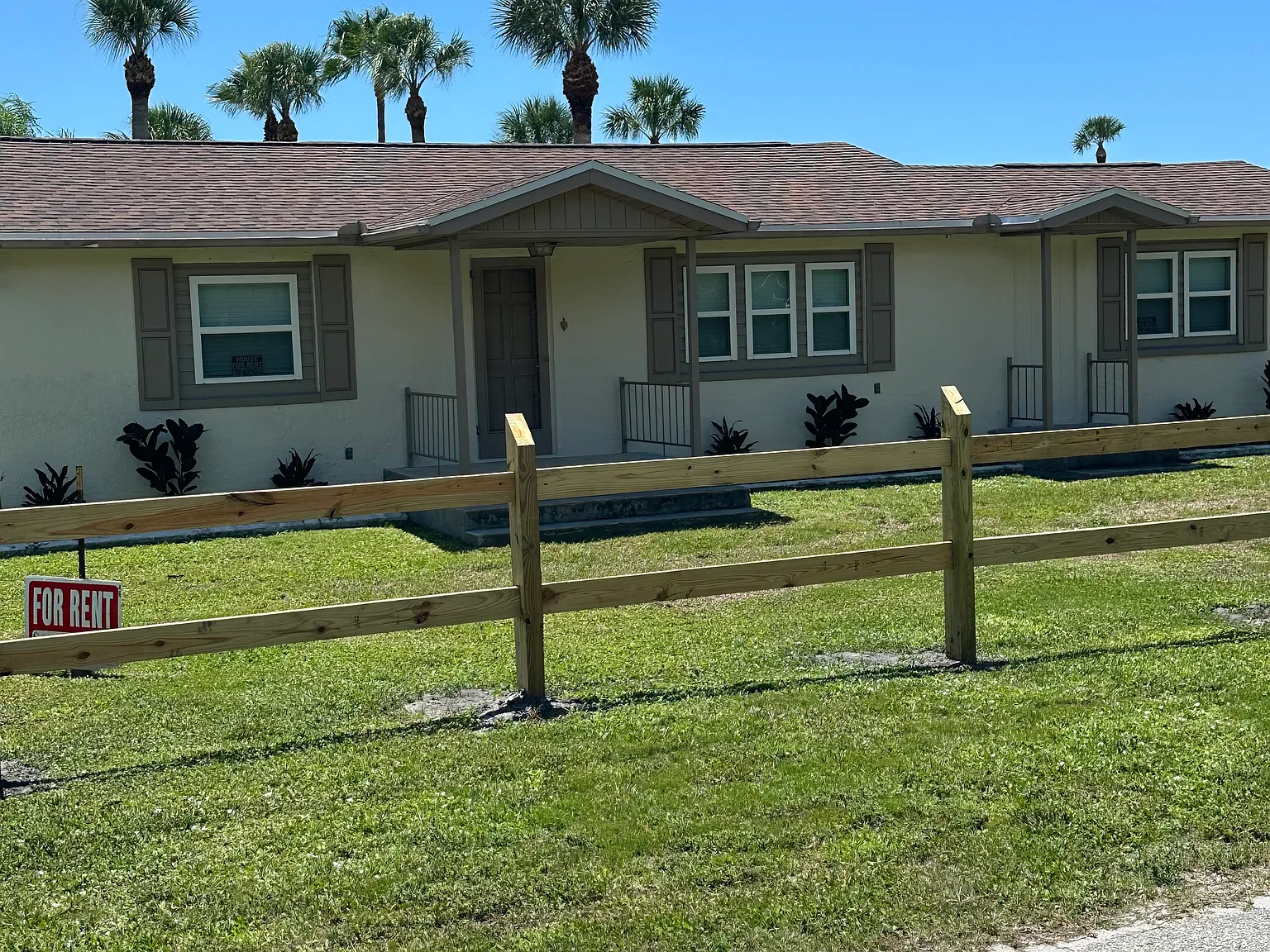 3 bed, 1.5 bath, 1560 sqft, $1,800 — Photo 1