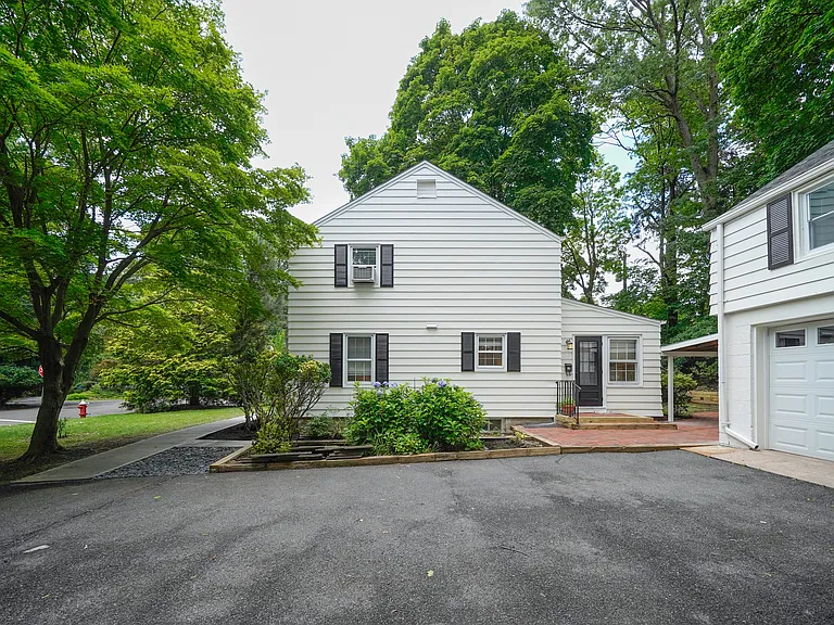 16 Brook St — Photo 3