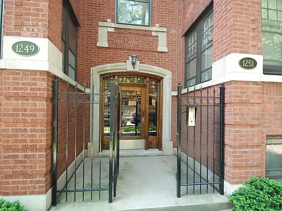 2nd image of 1249 W Thorndale Ave APT 3E