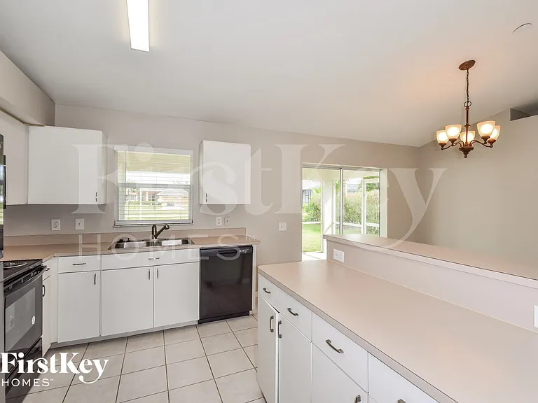 4829 SW 24th Ave — Photo 6