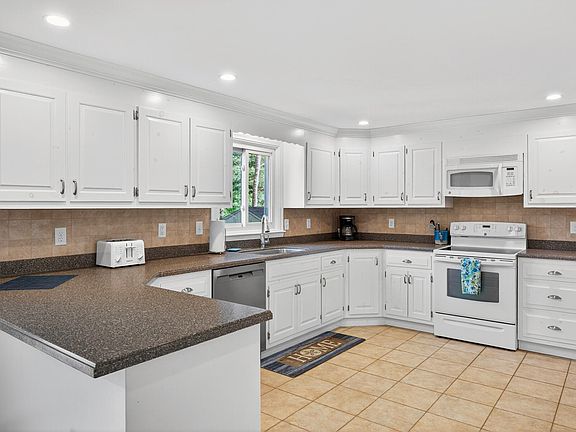 2nd image of 25 Woodcrest Lane