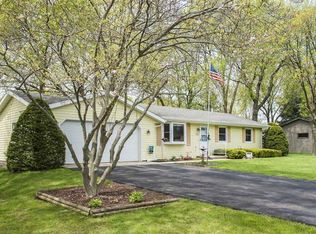 425 Hyland Dr, Stoughton, WI 53589