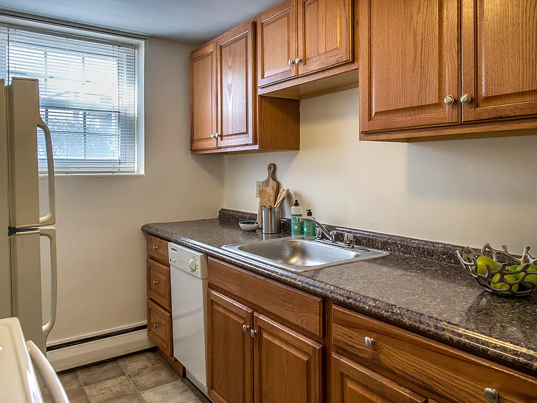 Brattle Drive Apartments — Photo 9
