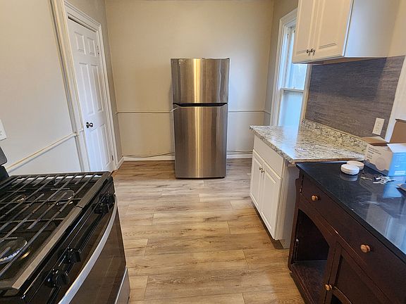3rd image of 64 Fox St Floor 2