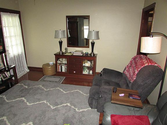 4th image of 2735 Park St