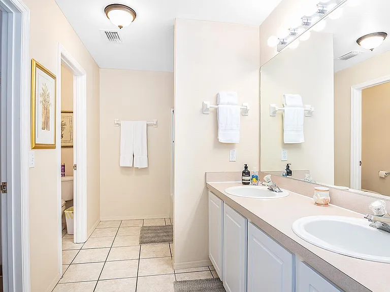 4402 Hamlet Ct — Photo 14