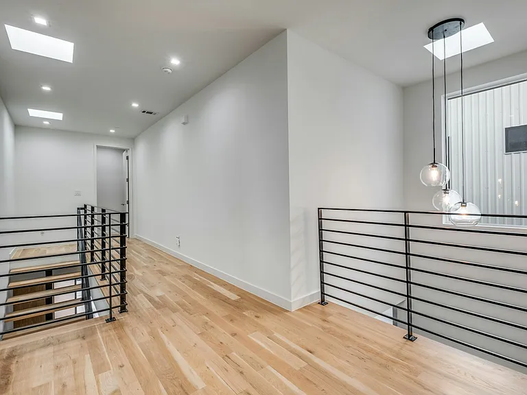 6113 Hudson St — Photo 17