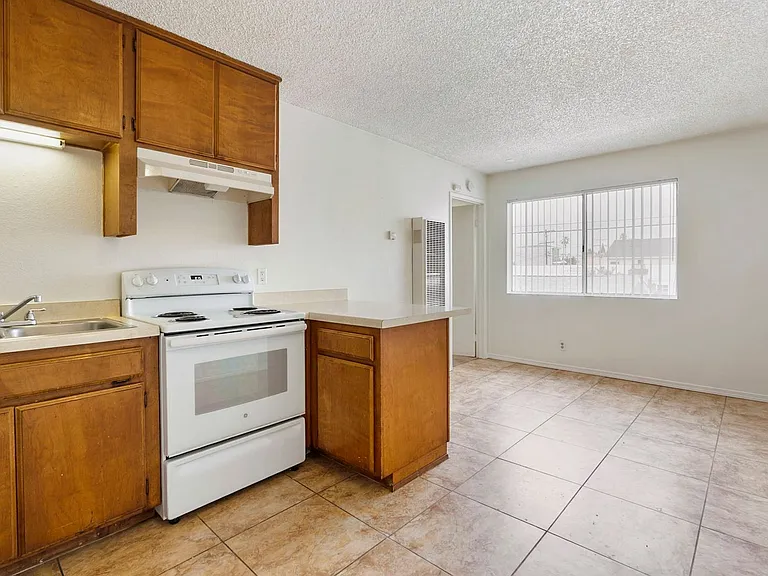 Apartment Building in North Park — Photo 7