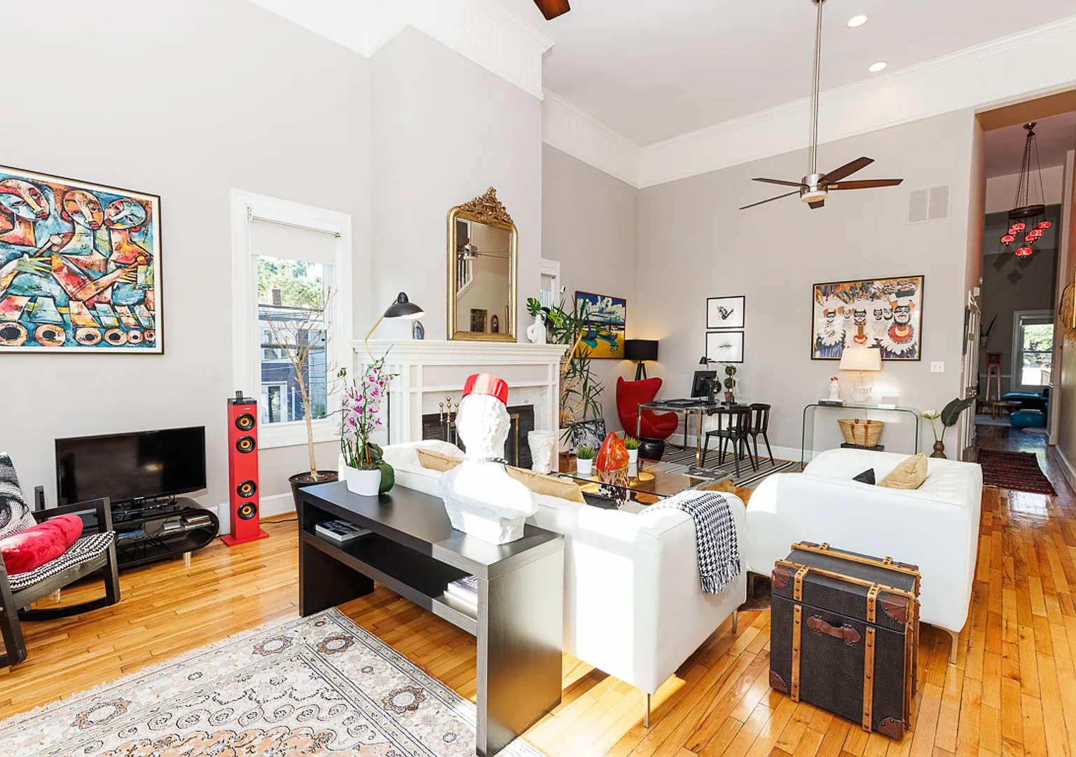 Luxury Three Bed, Two Plus Half Bath with Private Parking Rental Home — Photo 2