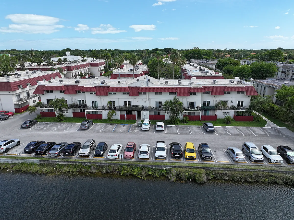 Building Photo - 6707 N Kendall Dr #116