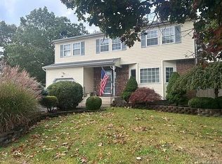 118 Lexington Rd, Shirley, NY 11967