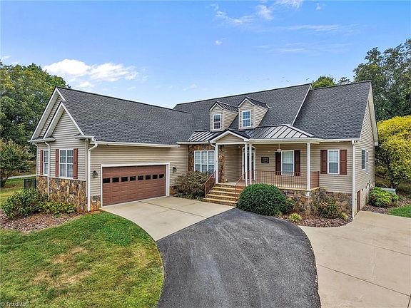 3rd image of 3008 River Hill Ln