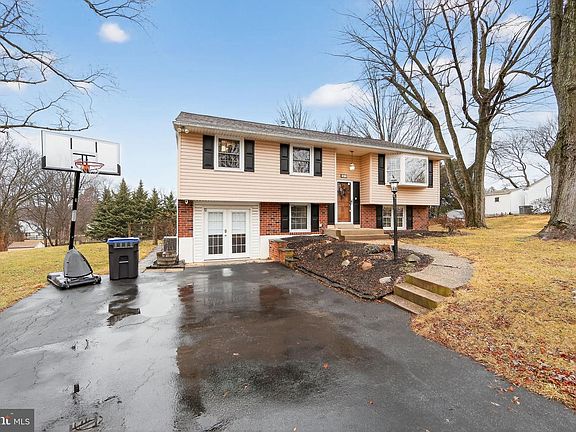 3rd image of 1411 Hunters Ln
