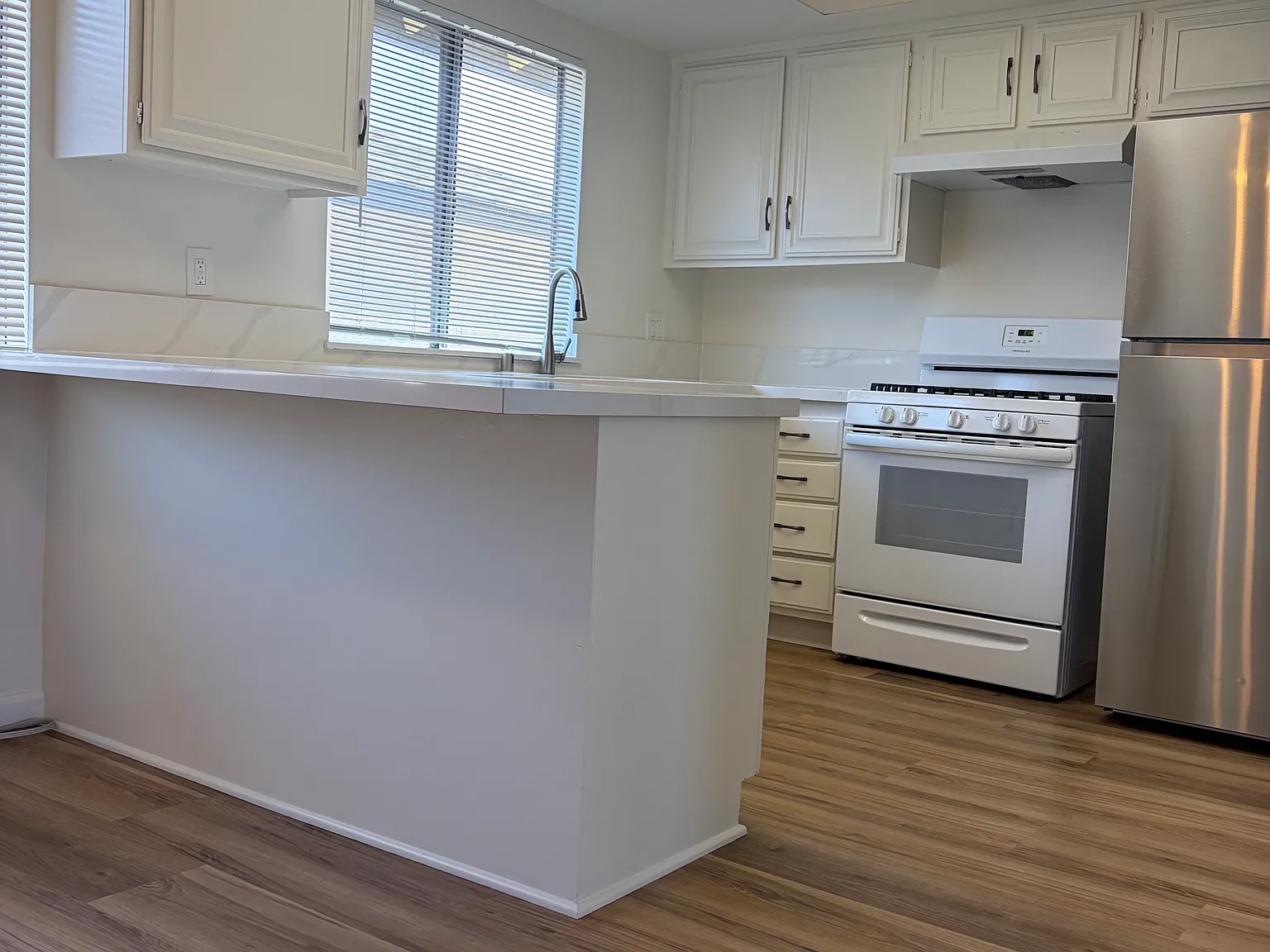 2 bed, 980 sqft, $2,400 — Photo 2