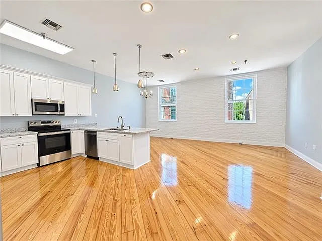 2 bed, 2.0 bath, 1400 sqft, $3,100 — Photo 2