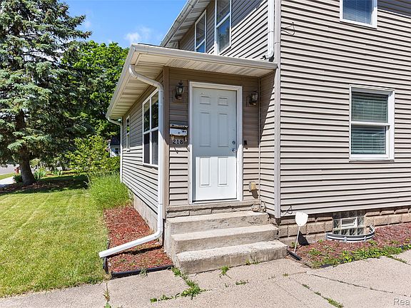 4th image of 218 W Greenlawn Ave