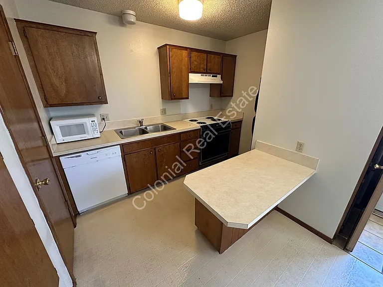 2121 Gladstone St — Photo 5