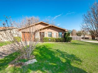 634 S Holiday Dr, Grand Prairie, TX 75052