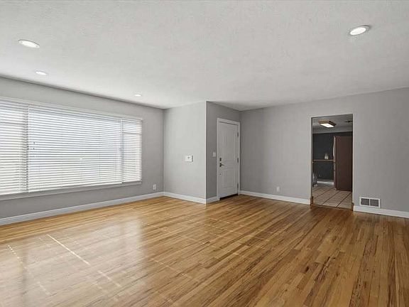 5th image of 3355 Eccles Ave #1