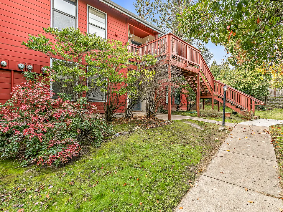 721 N Main St #4