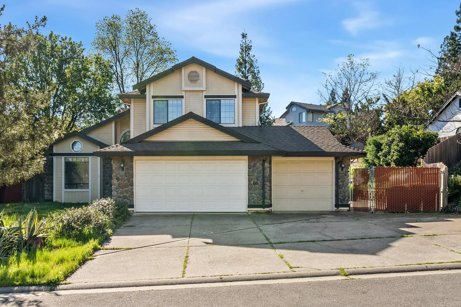 2527 Rosales St photo 1