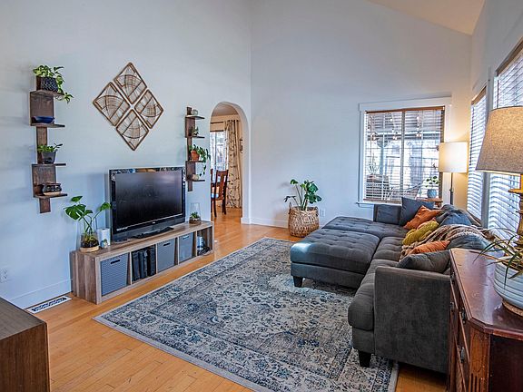 4th image of 1831 SE Arborwood Ave