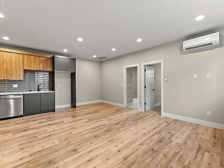 1009 V St — Photo 4