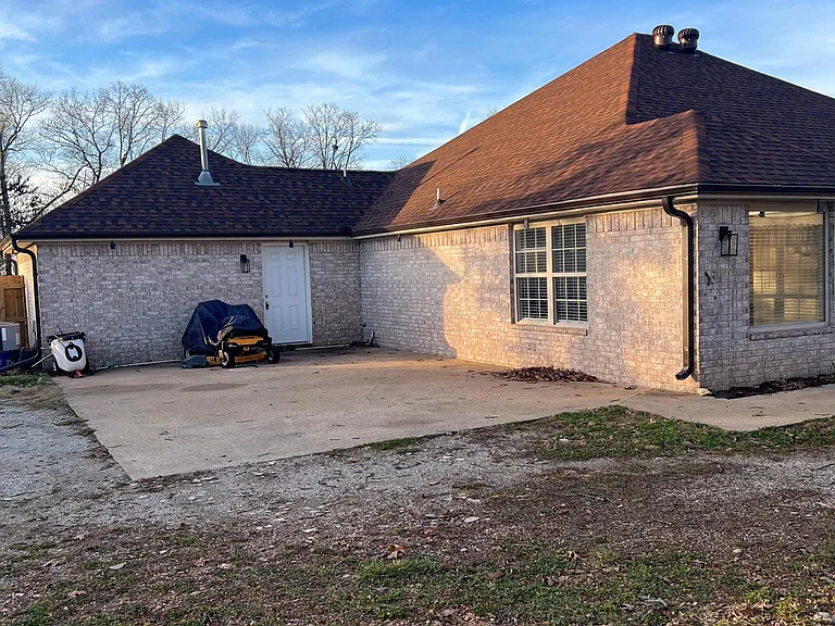 13758 Cloverdale Rd — Photo 9