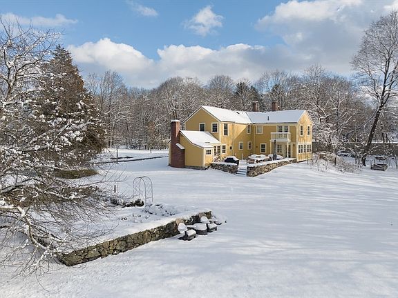 3rd image of 823 Boston Post Rd