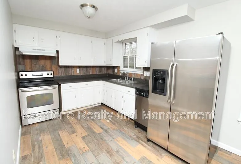 3 bed, 1.5 bath, 1175 sqft, $1,295 — Photo 3